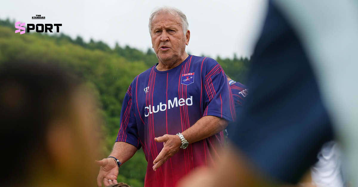 ซิโก้ยืนกลางสนามฟุตบอลใน Club Med Kiroro Grand – เริ่มต้นแคมป์ Zico 10 Camp