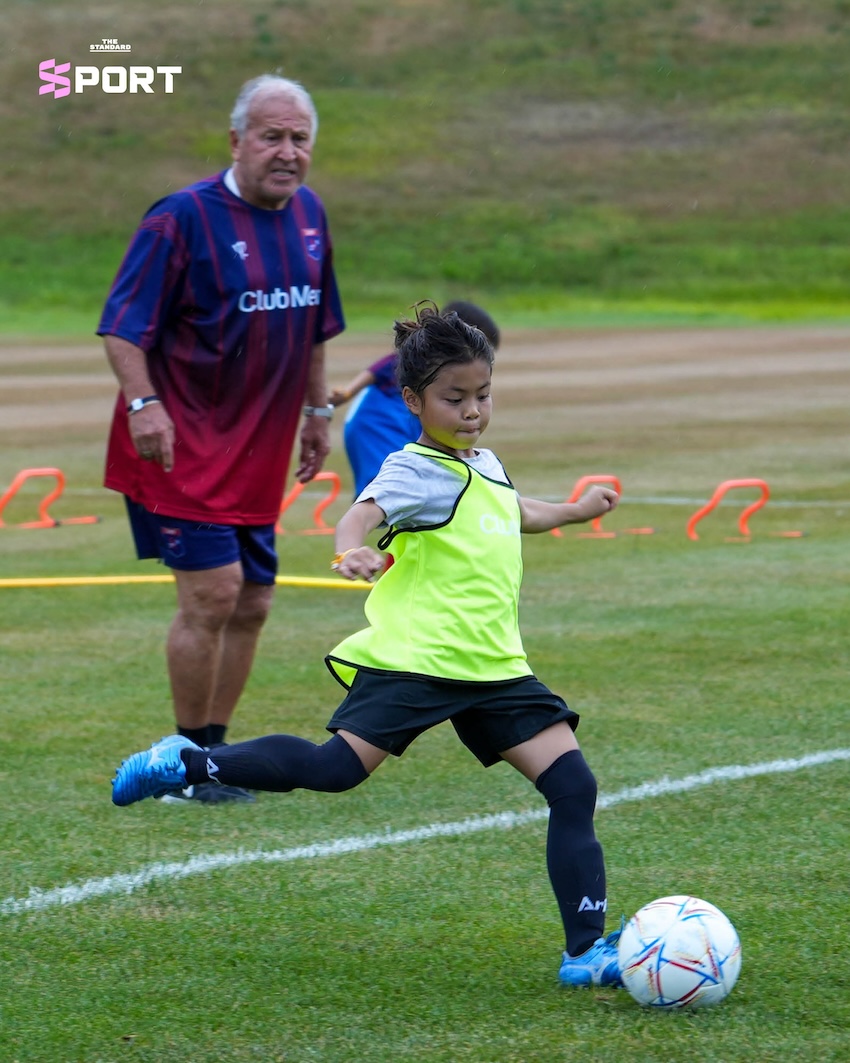 ซิโก้ยืนกลางสนามฟุตบอลใน Club Med Kiroro Grand – เริ่มต้นแคมป์ Zico 10 Camp