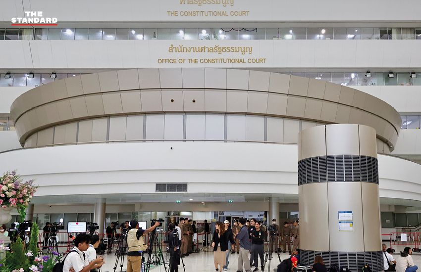 นักข่าว และสื่อมวลชน ปักหลักทำข่าว