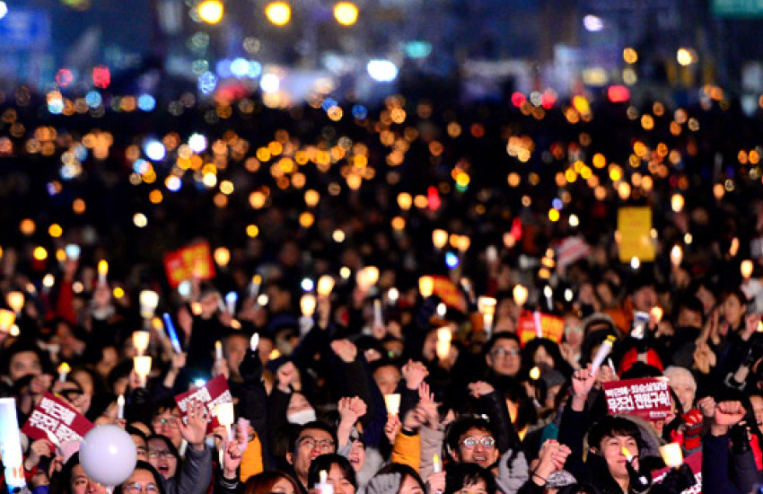 การประท้วงโดยใช้แสงเทียน (Candlelight Revolution)