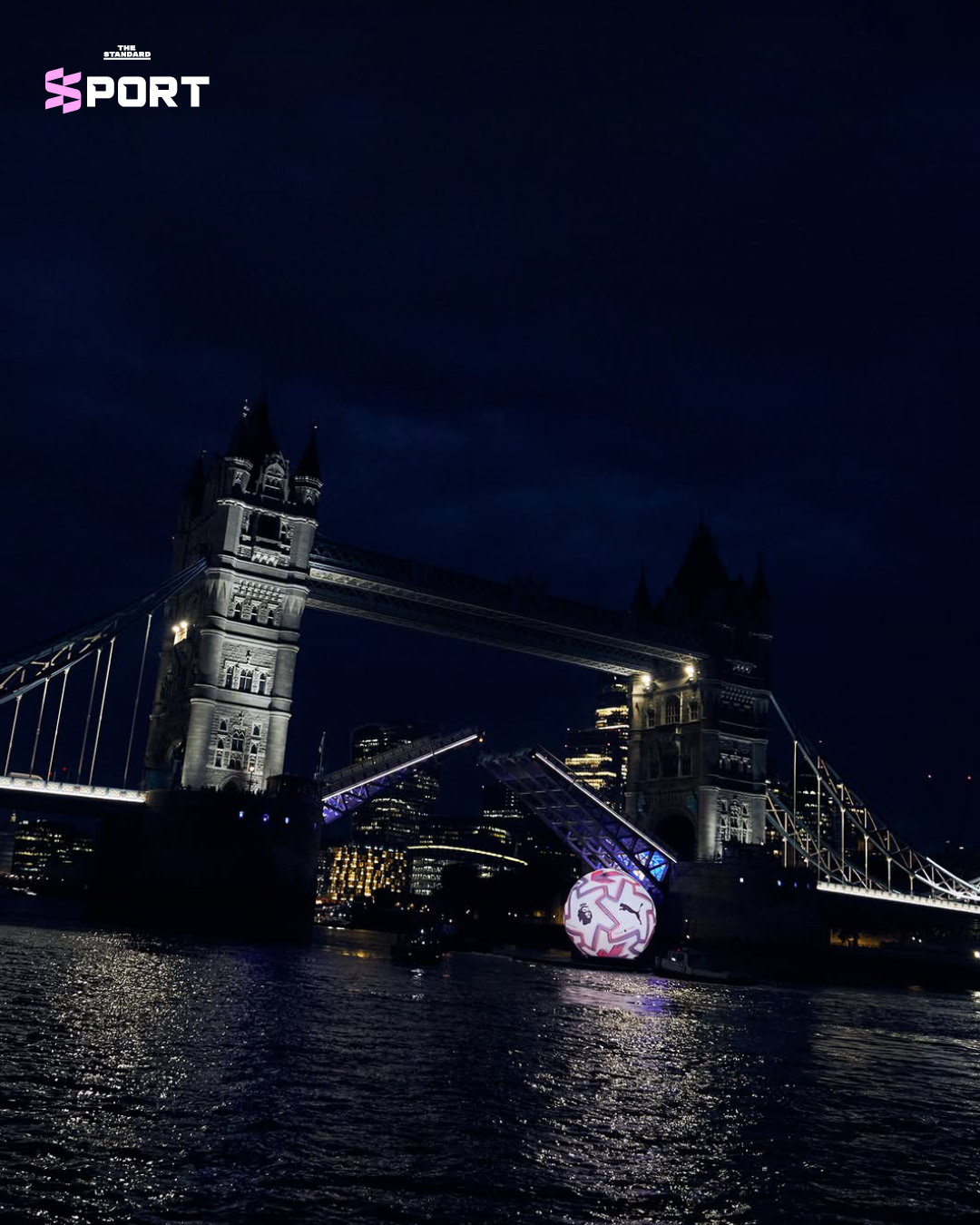 ลูกฟุตบอลยักษ์ของ PUMA ลอยอยู่บนแม่น้ำเทมส์หน้า Tower Bridge