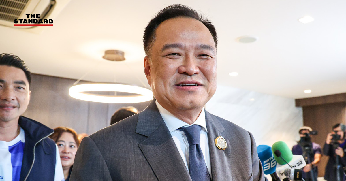 อนุทิน ชาญวีรกูล หัวหน้าพรรคภูมิใจไทย ให้สัมภาษณ์สื่อมวลชน