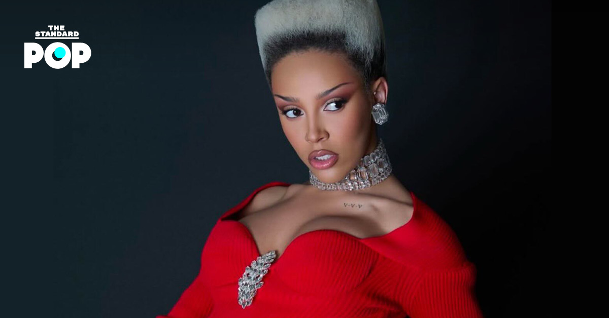 Doja Cat เปิดตัวอัลบั้ม Vie นอนอยู่ท่ามกลางดอกกุหลาบ