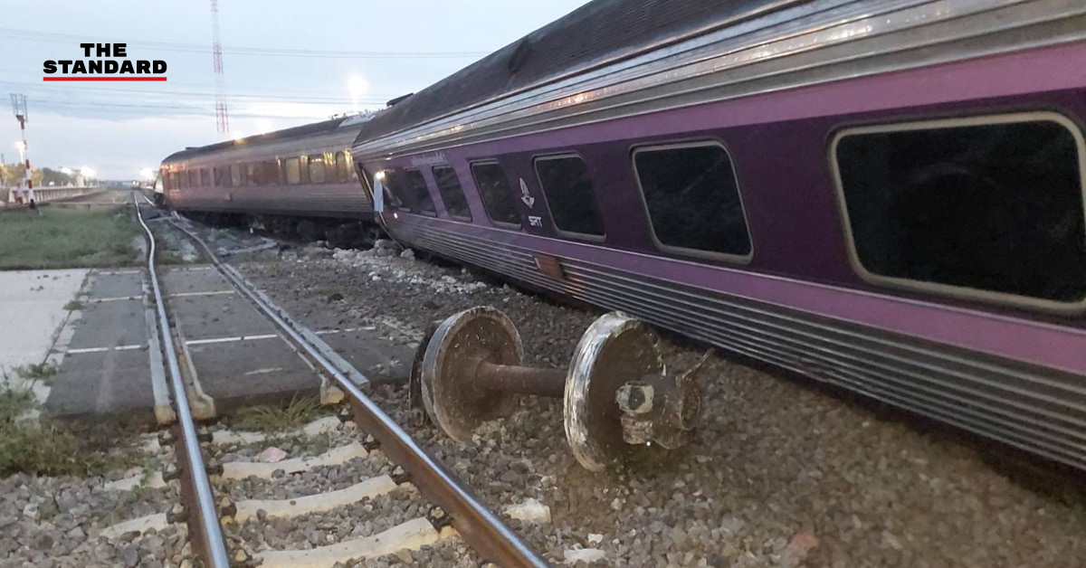 ภาพเจ้าหน้าที่ช่วยเหลือผู้โดยสารหลังรถไฟด่วนพิเศษตกรางที่กุยบุรี