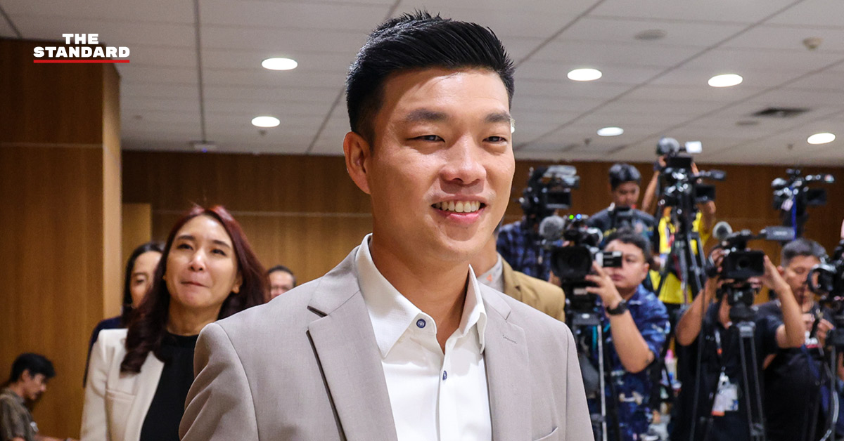ณัฐพงษ์ เรืองปัญญาวุฒิ แถลงข่าวที่รัฐสภาเรื่องจุดยืนพรรคประชาชนต่อสถานการณ์กัมพูชาและงบกลาโหม