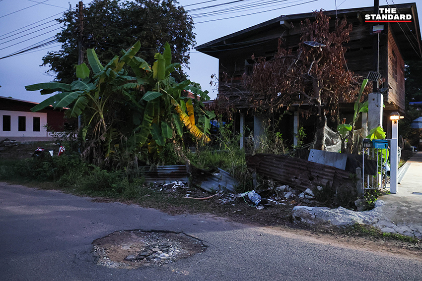 ชาวพนมดงรัก จ.สุรินทร์ กลับบ้านสำรวจร่องรอยความเสียหายหลังเหตุปะทะชายแดนไทย-กัมพูชา