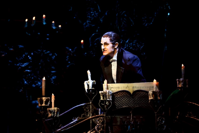 ฉากการแสดง The Phantom of the Opera ที่เมืองไทยรัชดาลัย เธียเตอร์ กรุงเทพฯ