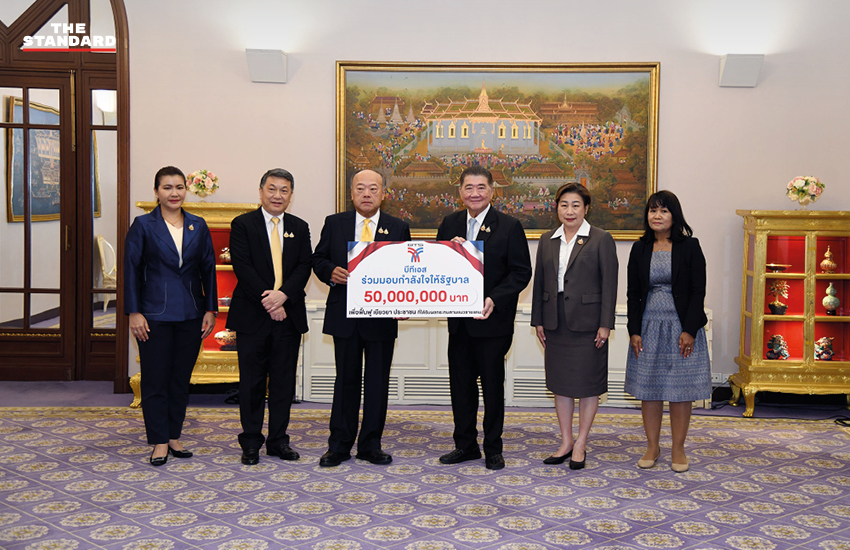 รองนายกรัฐมนตรีรับมอบเงินบริจาคจากเอกชนช่วยผู้ประสบภัยชายแดนไทย-กัมพูชา