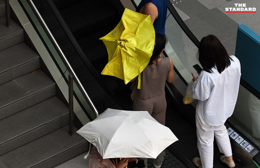 ประชาชนในกรุงเทพฯ ท่ามกลางอากาศร้อนและเตรียมรับฝนตามพยากรณ์ของกรมอุตุฯ