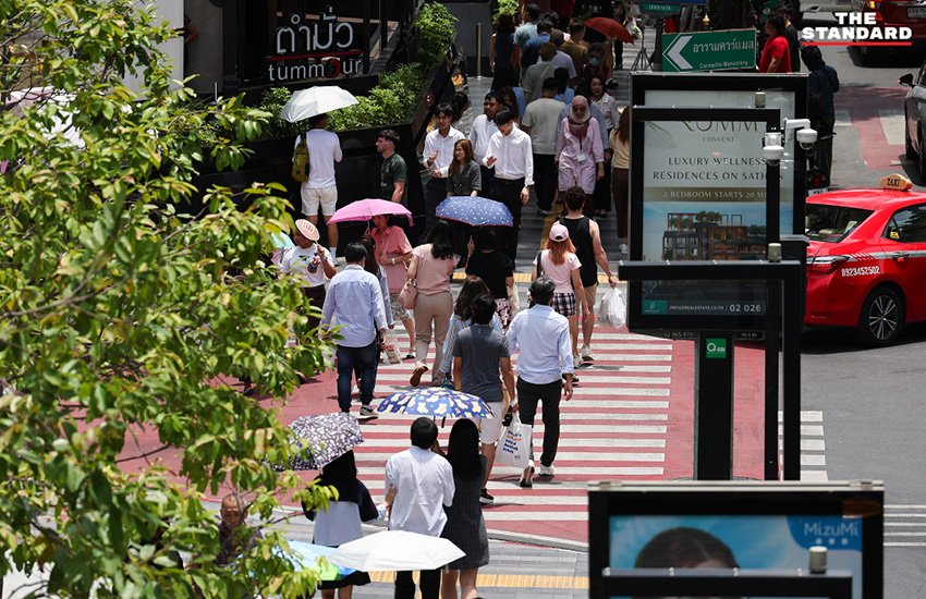 ประชาชนในกรุงเทพฯ ท่ามกลางอากาศร้อนและเตรียมรับฝนตามพยากรณ์ของกรมอุตุฯ