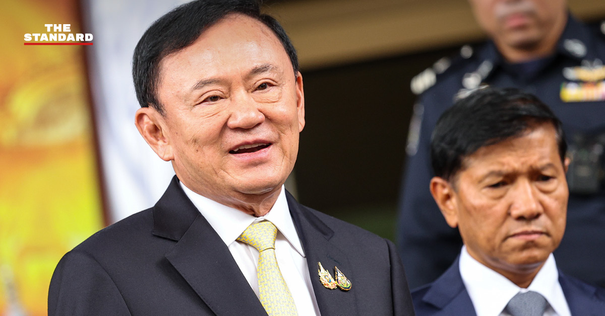 ทักษิณ ชินวัตร อดีตนายกรัฐมนตรี ยิ้มหลังศาลอาญายกฟ้องคดี ม.112