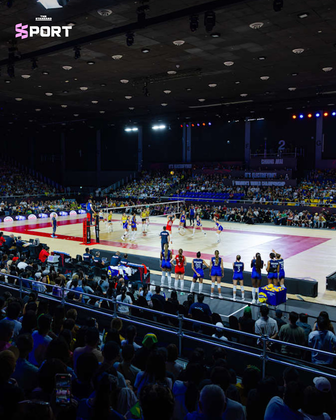 แฟนวอลเลย์บอลชาวเชียงใหม่โบกธงบราซิลเชียร์ทีมชาติบราซิล ศึกวอลเลย์บอลหญิงชิงแชมป์โลก 2025