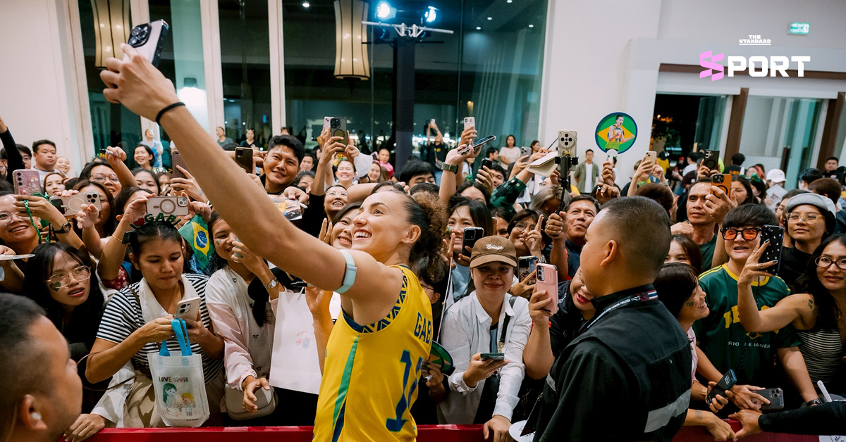 แฟนวอลเลย์บอลชาวเชียงใหม่โบกธงบราซิลเชียร์ทีมชาติบราซิล ศึกวอลเลย์บอลหญิงชิงแชมป์โลก 2025