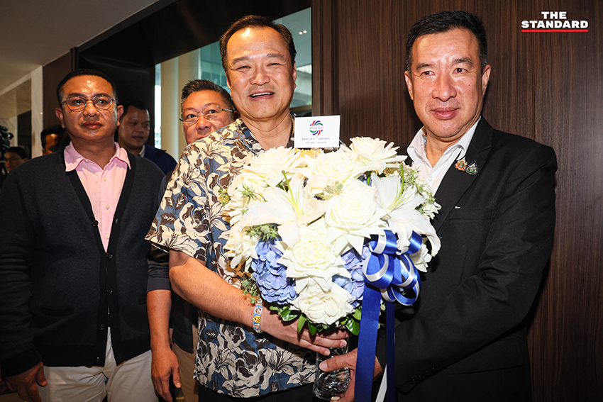 อนุทิน ชาญวีรกูล กำลังรับของขวัญวันเกิด
