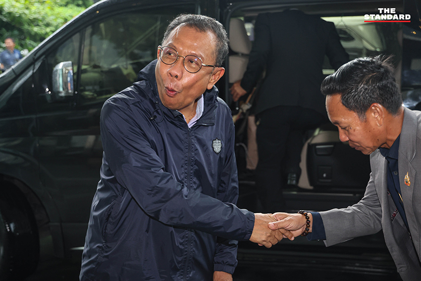 อนุทิน ชาญวีรกูล กำลังรับของขวัญวันเกิด