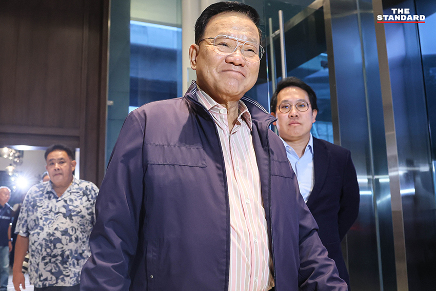 อนุทิน ชาญวีรกูล กำลังรับของขวัญวันเกิด