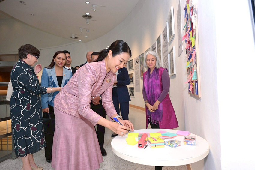 แทมมี ชาร์ป และ ธีรรัตน์ สำเร็จวาณิชย์ เปิดนิทรรศการครบรอบ 50 ปีความร่วมมือผู้ลี้ภัย