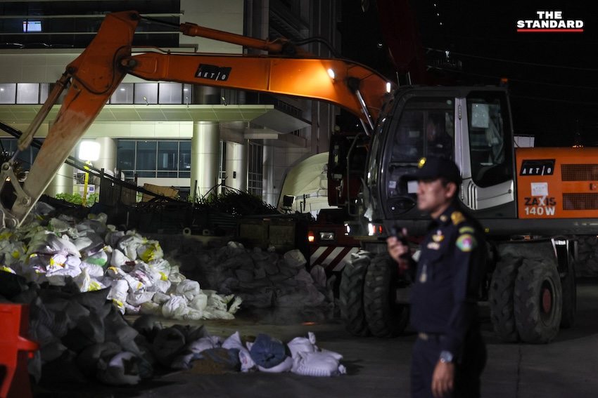 ผู้ว่าฯ ชัชชาติ อัปเดตสถานการณ์ถนนทรุดตัวหน้าโรงพยาบาลวชิรพยาบาล 
