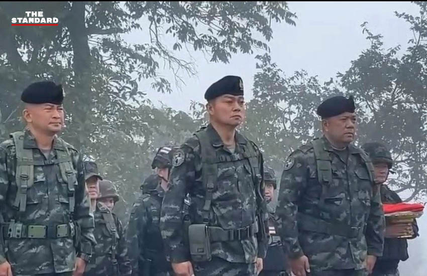 แม่ทัพภาค 2 นำทหารไทยเชิญธง-ร้องเพลงชาติ ที่ยอดภูมะเขือ