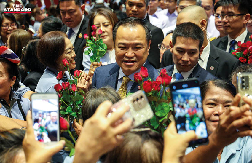 อนุทิน ชาญวีรกูล ยืนอยู่บนเวทีในงานพิธี