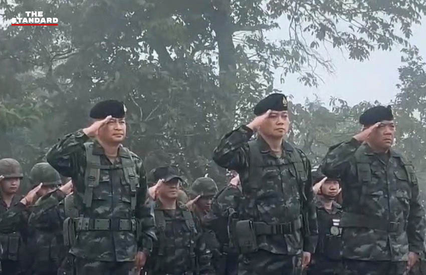 แม่ทัพภาค 2 นำทหารไทยเชิญธง-ร้องเพลงชาติ ที่ยอดภูมะเขือ