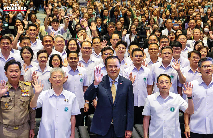 อนุทิน ชาญวีรกูล ยืนอยู่บนเวทีในงานพิธี