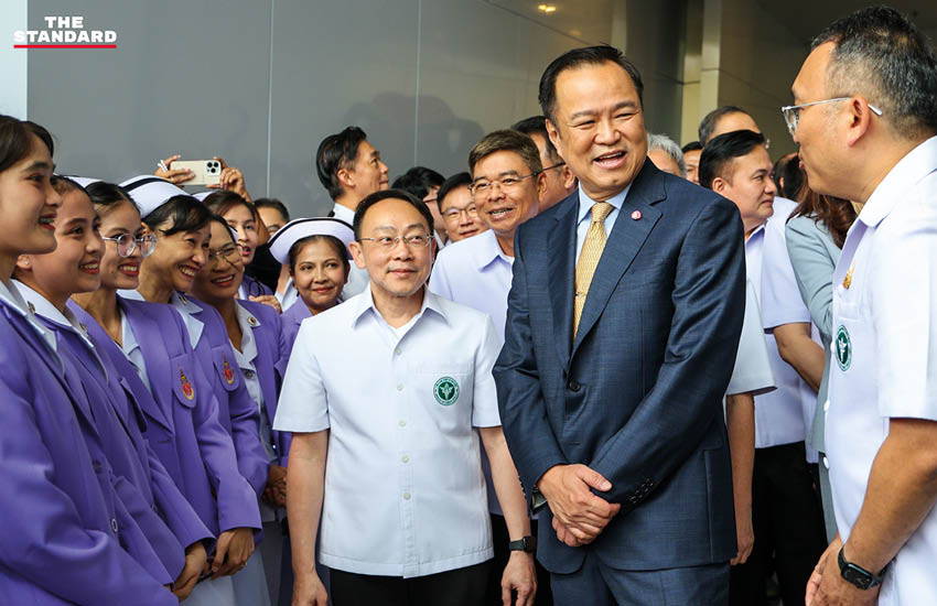 อนุทิน ชาญวีรกูล ยืนอยู่บนเวทีในงานพิธี