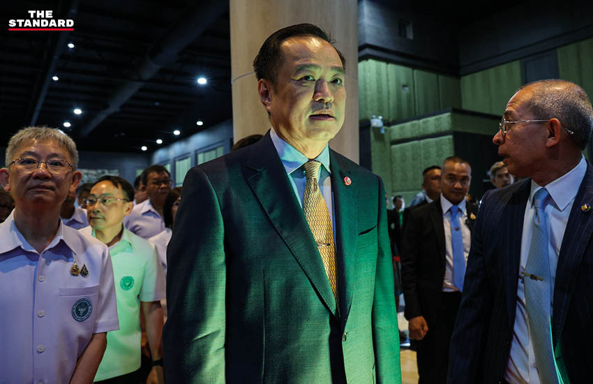 อนุทิน ชาญวีรกูล ยืนอยู่บนเวทีในงานพิธี