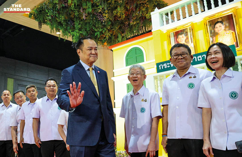 อนุทิน ชาญวีรกูล ยืนอยู่บนเวทีในงานพิธี