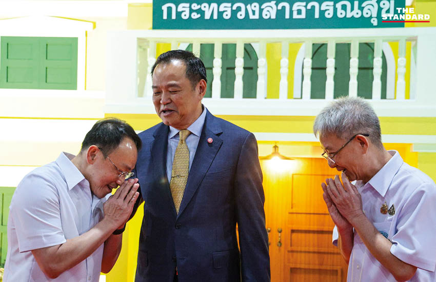 อนุทิน ชาญวีรกูล ยืนอยู่บนเวทีในงานพิธี