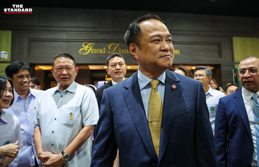 อนุทิน ชาญวีรกูล ยืนอยู่บนเวทีในงานพิธี
