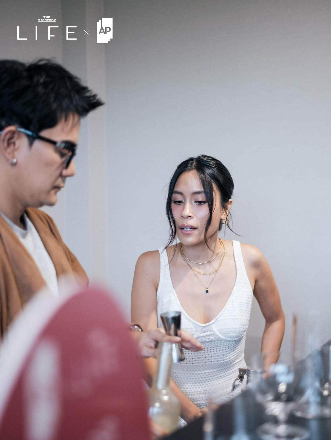 ภาพผู้เข้าร่วมเวิร์กช็อปกำลังผสมเครื่องดื่มม็อกเทล