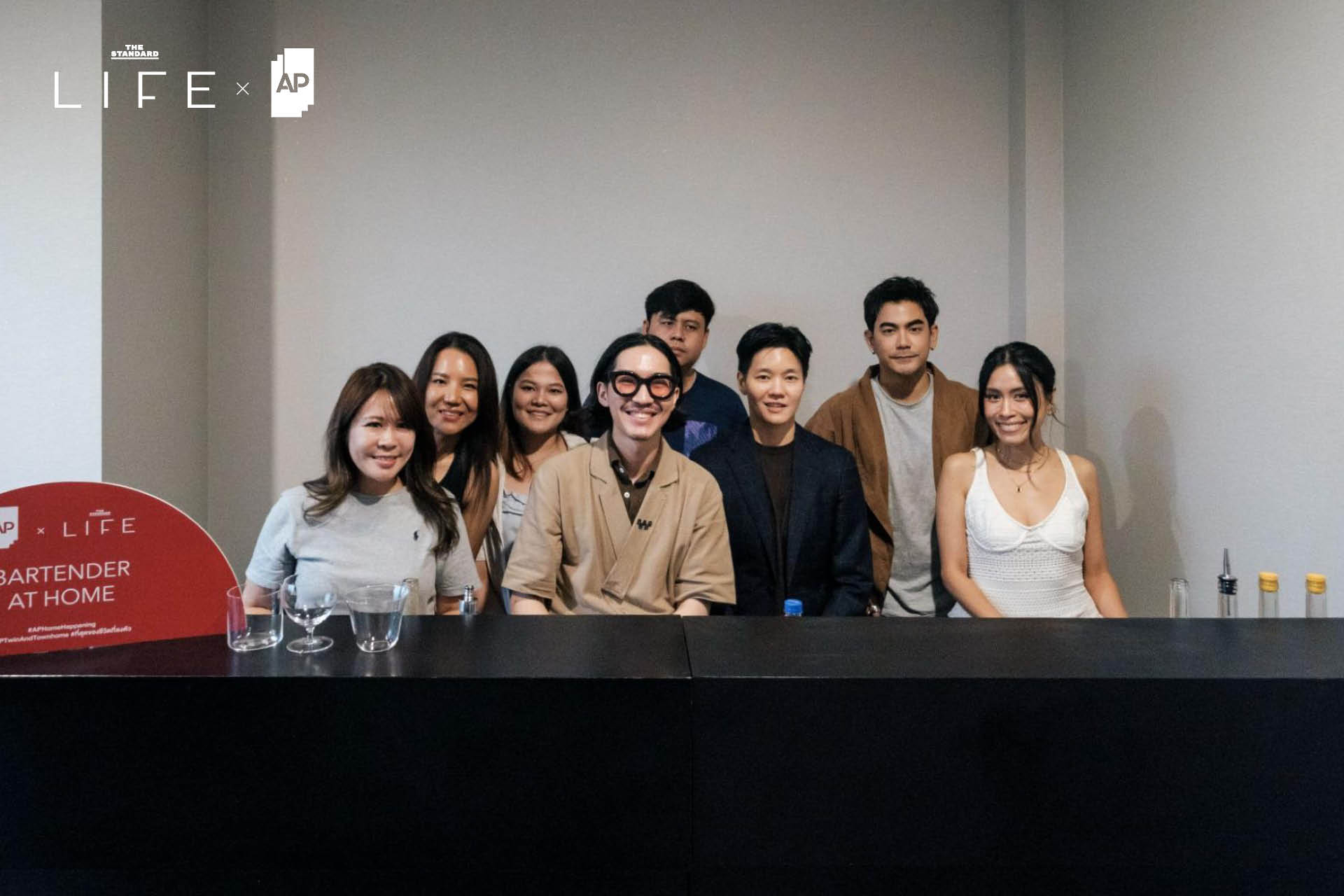ภาพผู้เข้าร่วมเวิร์กช็อปกำลังผสมเครื่องดื่มม็อกเทล