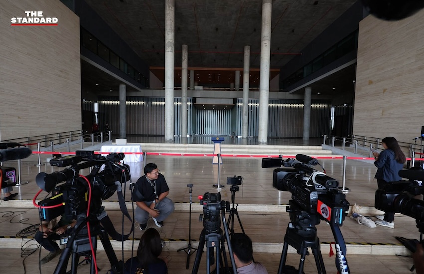 พรรคประชาชนนัดแถลงที่รัฐสภา 9.00 น. ตั้งโต๊ะ-เก้าอี้ ไว้พร้อม
.