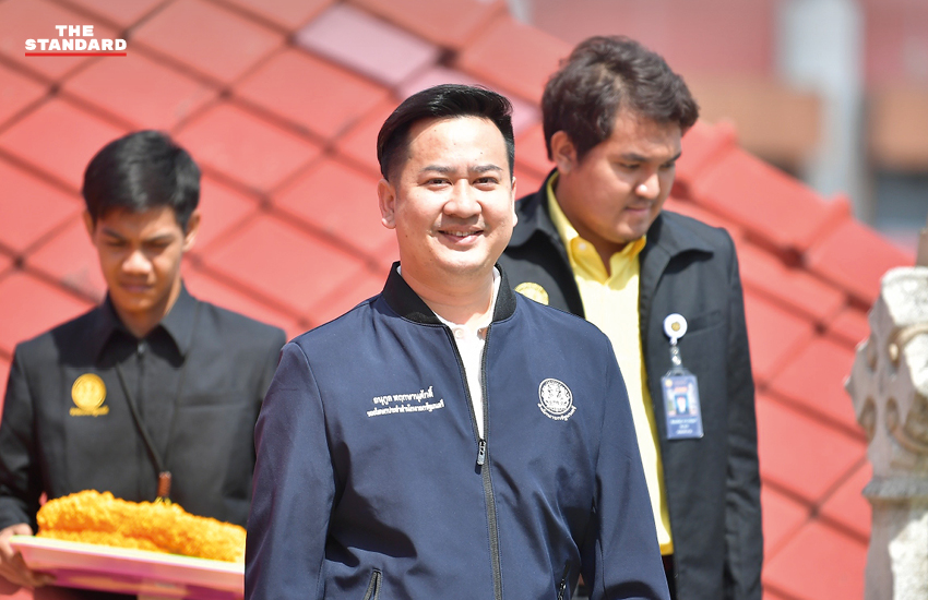 ศศิกานต์ วัฒนะจันทร์ และ อนุกูล พฤกษานุศักดิ์ ถ่ายภาพร่วมกันที่ทำเนียบรัฐบาล