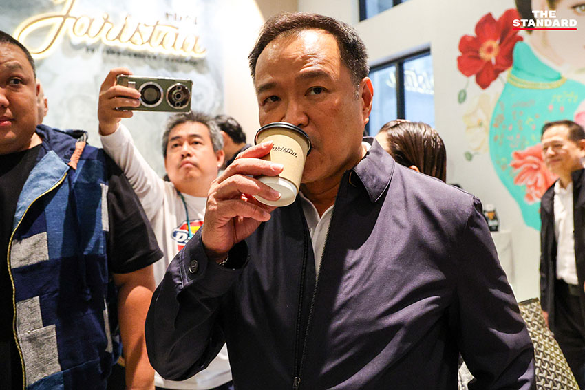 อนุทิน ชาญวีรกูล ดื่มกาแฟและโอ้เอ๋วก่อนประชุมพรรคภูมิใจไทย