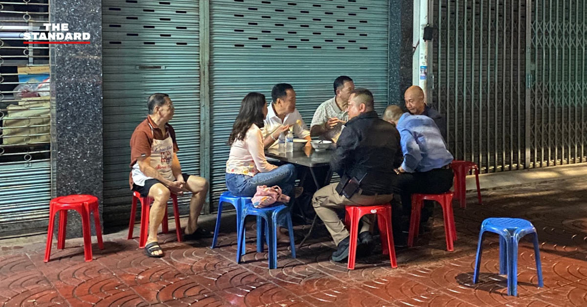 อนุทิน ชาญวีรกูล นายกรัฐมนตรี นั่งล้อมวงเพื่อนทหารกินก๋วยเตี๋ยวลูกชิ้นปลา สตรีทฟู้ดหน้าวัดไตรมิตรฯ