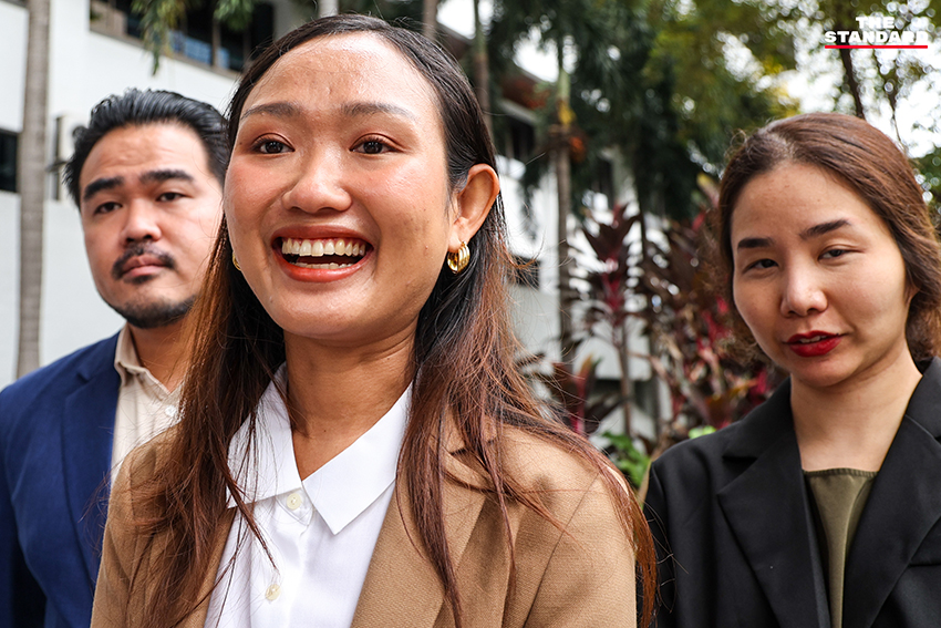 ชลธิชา แจ้งเร็ว สส.พรรคประชาชน เดินทางศาลอาญาฟังคดี ม.112