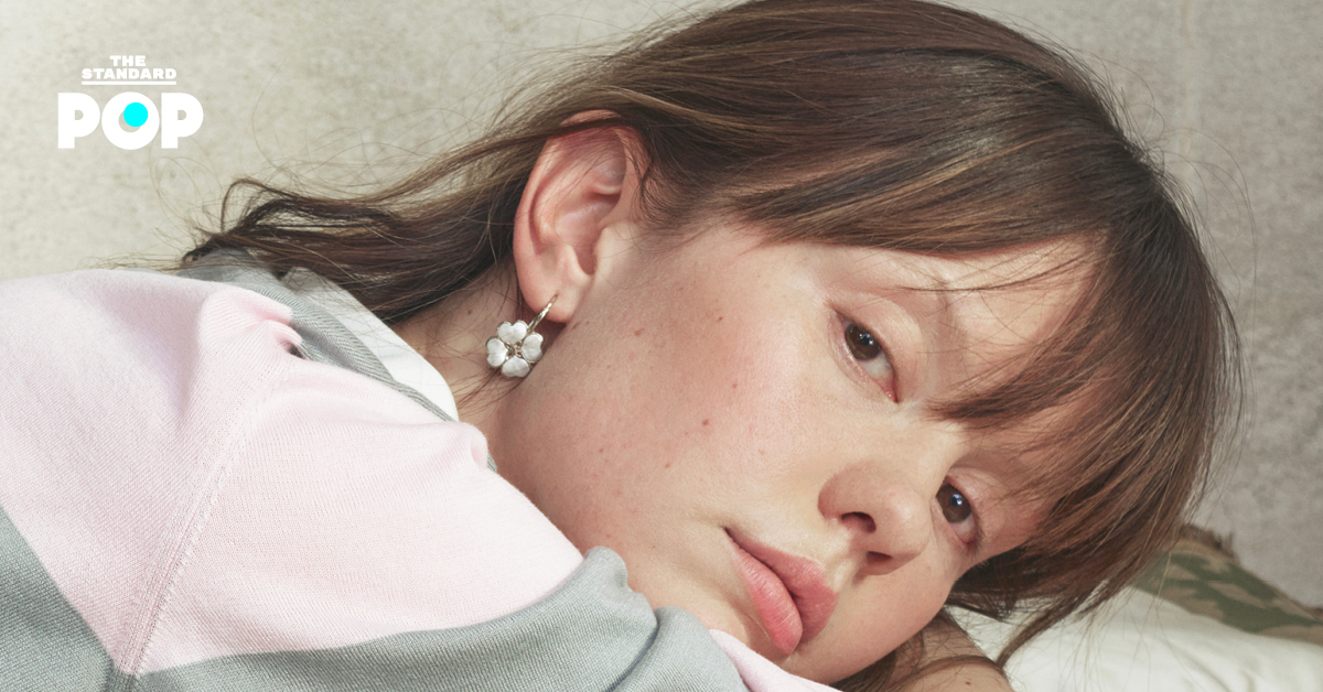 Mia Goth นักแสดงอังกฤษสวมชุดเดรส Dior บนพรมแดง Venice Film Festival 2025