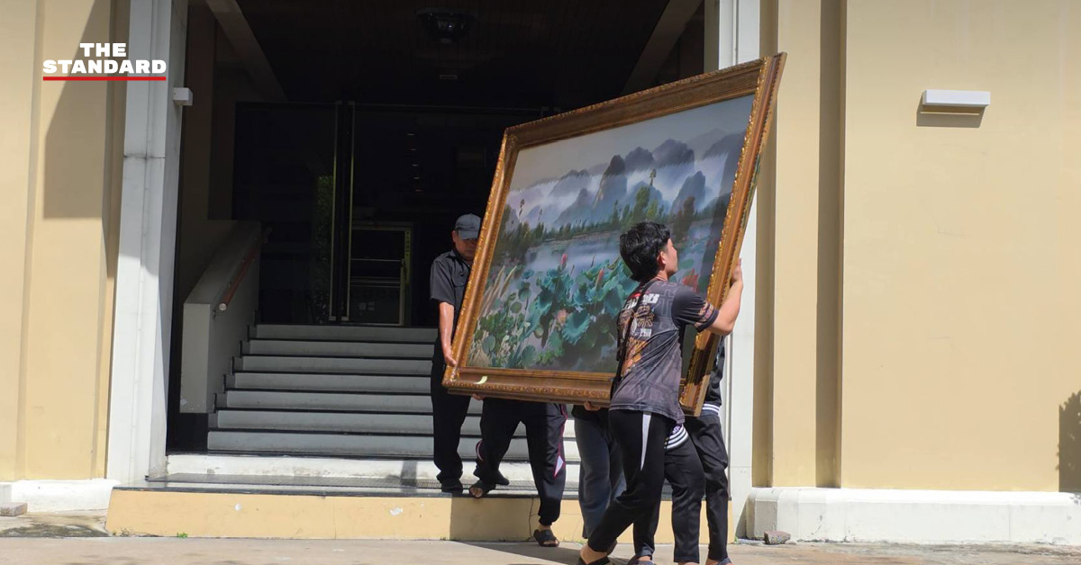 เจ้าหน้าที่กำลังเคลื่อนย้ายสิ่งของออกจากทำเนียบรัฐบาล หลังสภาเลือกอนุทินเป็นนายกฯ