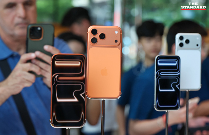 ลูกค้าแห่รับ iPhone 17 วันแรกที่ Apple Central World เจ้าหน้าที่จัดการแถวอย่างเป็นระเบียบ