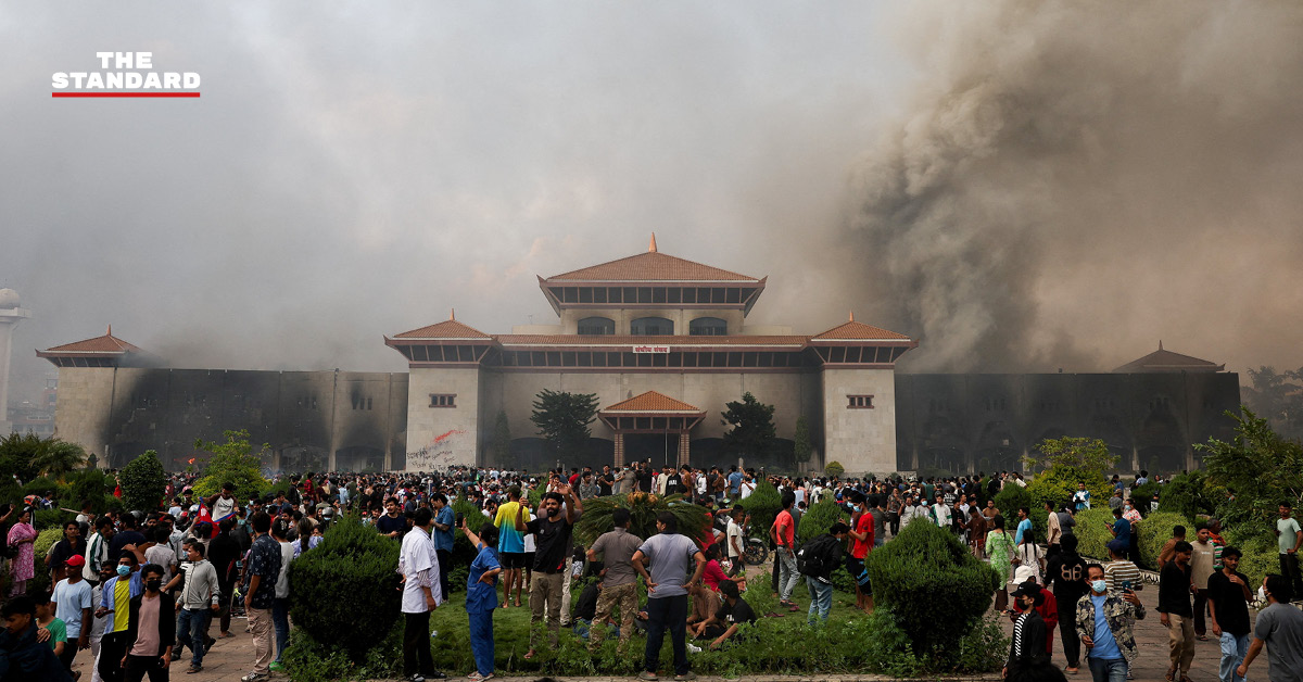 ผู้ ประท้วง ชาว เนปาล จุดไฟเผารัฐสภาและอาคารรัฐบาลระหว่างเหตุประท้วงรุนแรง