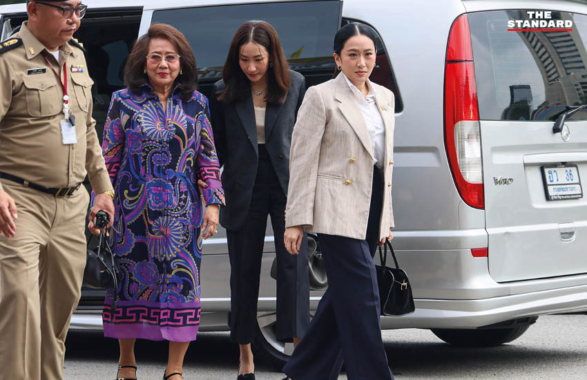 แพทองธาร ชินวัตร พร้อมครอบครัว เดินทางเข้าเยี่ยมทักษิณ