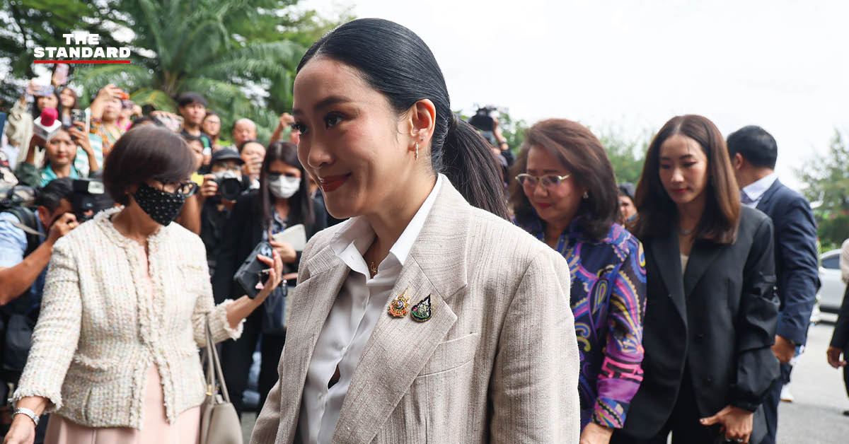 แพทองธาร ชินวัตร พร้อมครอบครัว เดินทางเข้าเยี่ยมทักษิณ