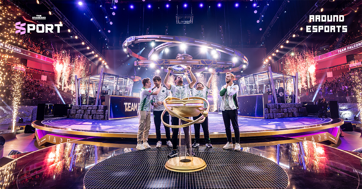 ทีม Team Falcons ถือถ้วย Aegis of Champions หลังชนะ TI2025