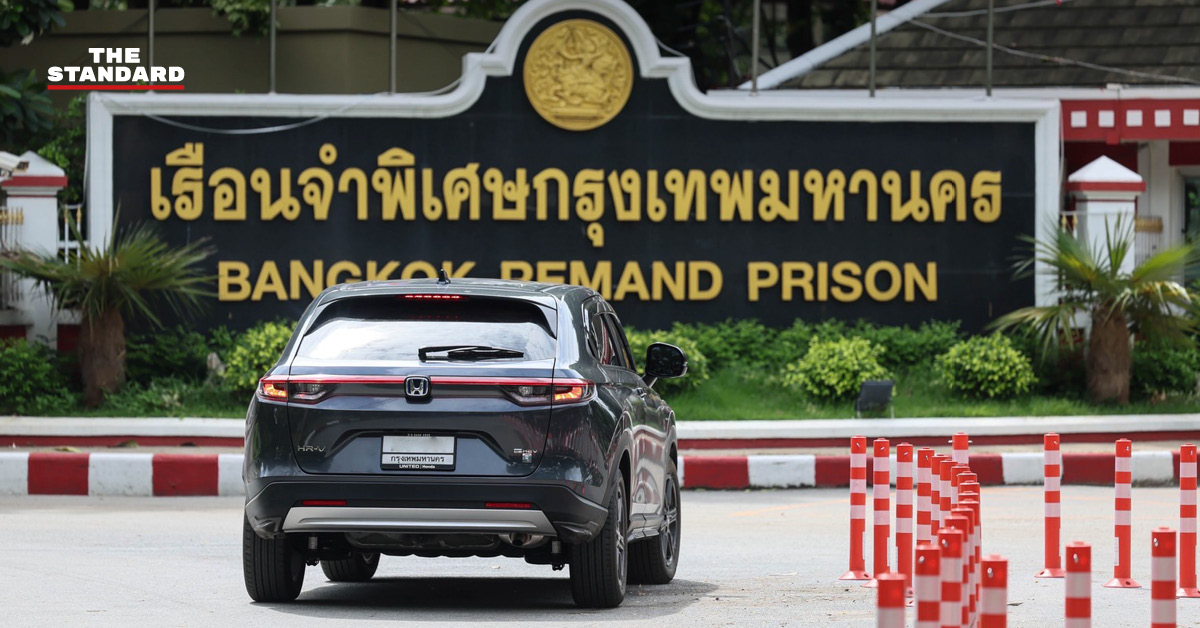 thaksin-family-visits-prison