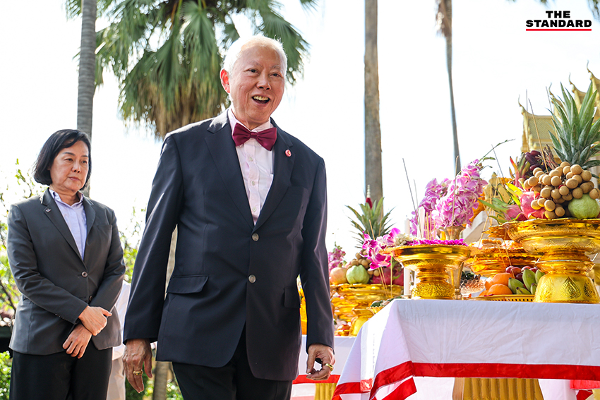 บวรศักดิ์ อุวรรณโณ รองนายกรัฐมนตรี ให้สัมภาษณ์สื่อมวลชนที่ทำเนียบรัฐบาลหลังพิธีทำบุญ
