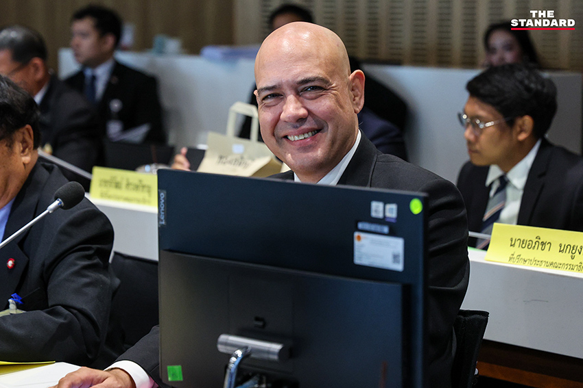รังสิมันต์ โรม ขณะเป็นประธานในการประชุมกรรมาธิการ

