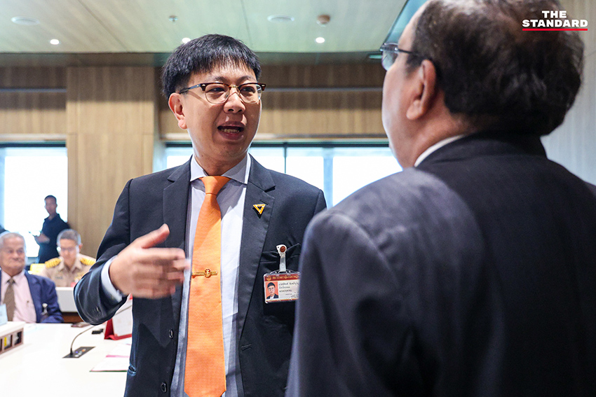 รังสิมันต์ โรม ขณะเป็นประธานในการประชุมกรรมาธิการ

