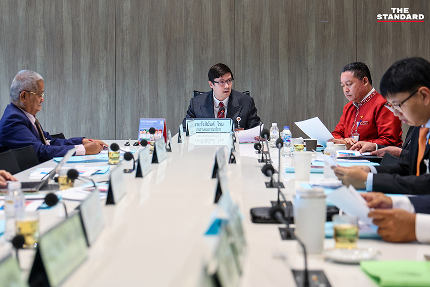 รังสิมันต์ โรม ขณะเป็นประธานในการประชุมกรรมาธิการ

